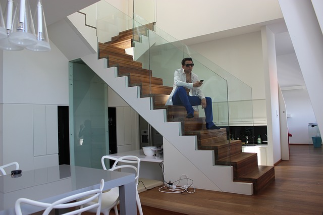 muž na schodišti