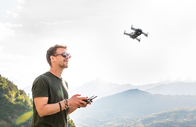 Muž ovláda drone, príroda.jpg