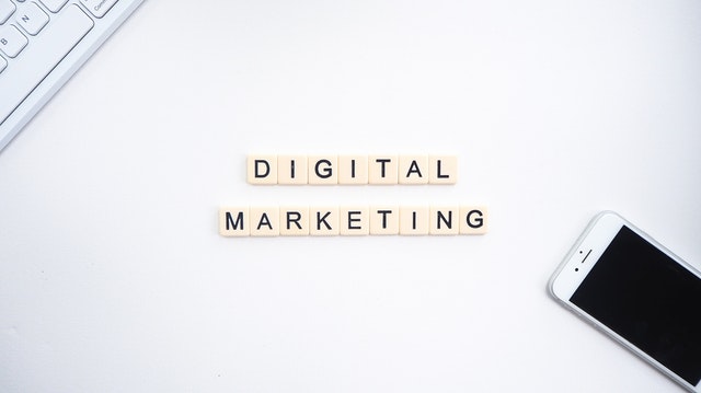 Digitálny marketing, internetový marketing, mobil, klávesnica.jpg